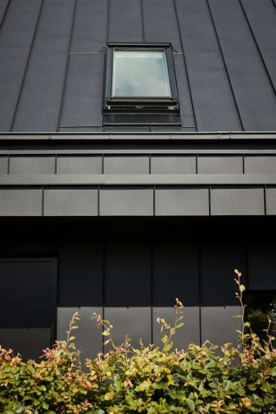 Red-brick house from the 1970s “repackaged” in steel profiles, Bakkelyparken 37, 8680 Ry